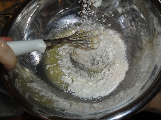 小麦粉をかき混ぜながら入れていき、ちょっと牛乳を足す。塩も入れる。